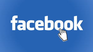 Un curseur pointant vers le logo de facebook