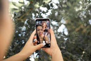 Deux filles se prenant en photo sur Instagram