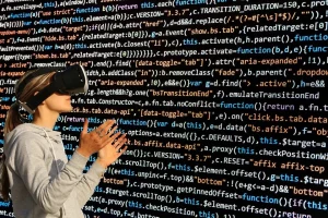 Jeune femme portant un masque de réalité virtuelle pour visualiser du code informatique